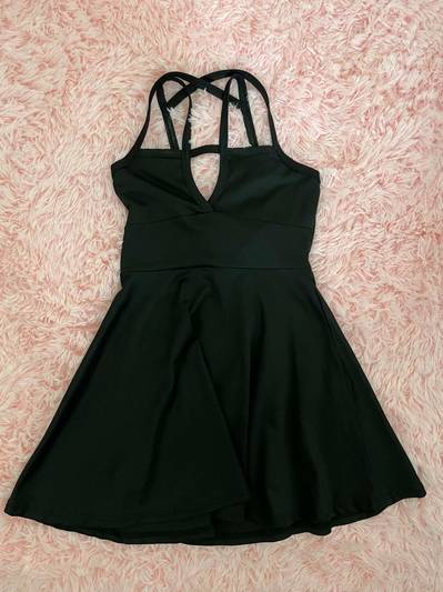 Црн фустан со дезен напред