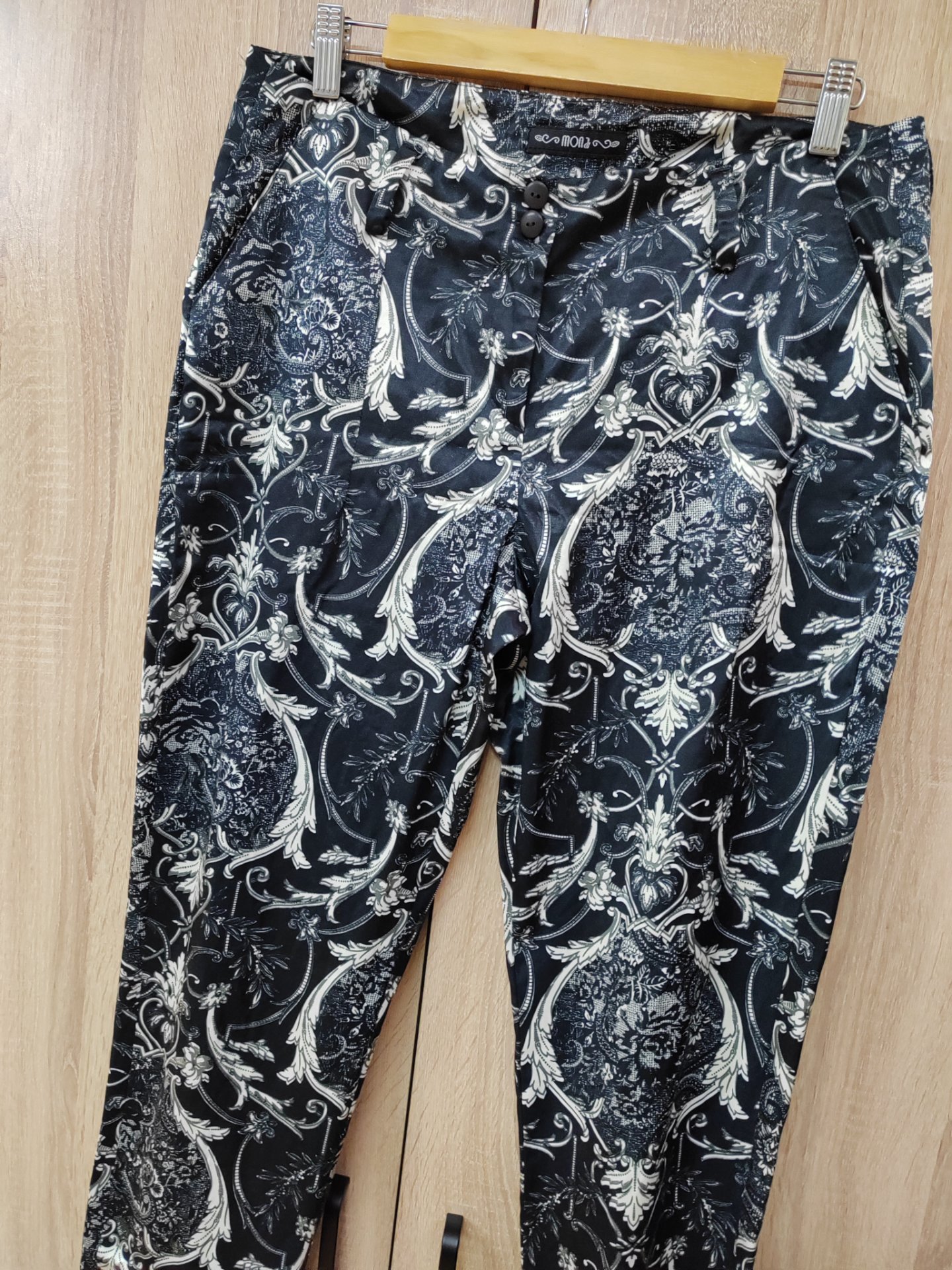 Mona crno beli pantaloni