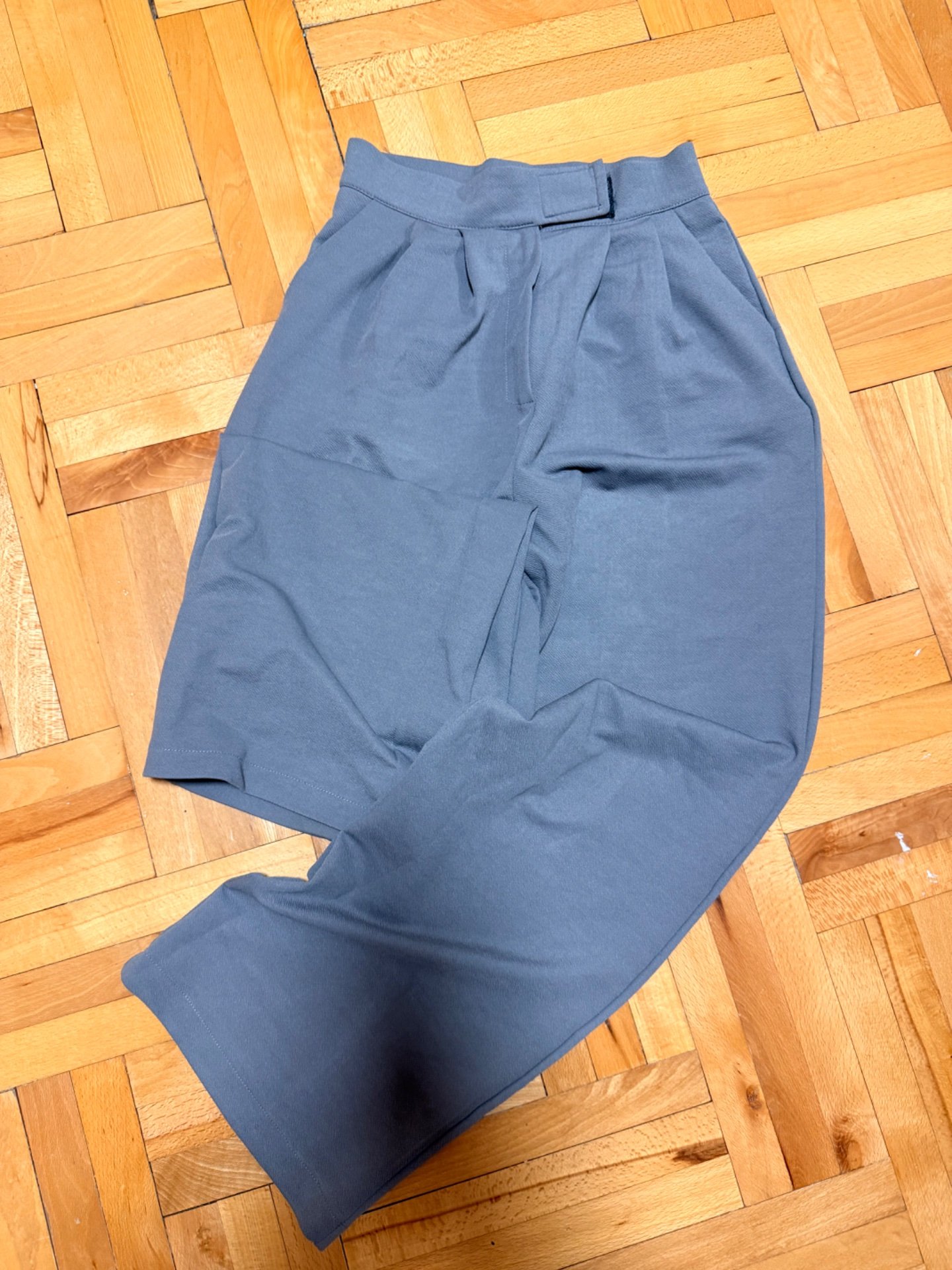 Sivi sitoki pantaloni