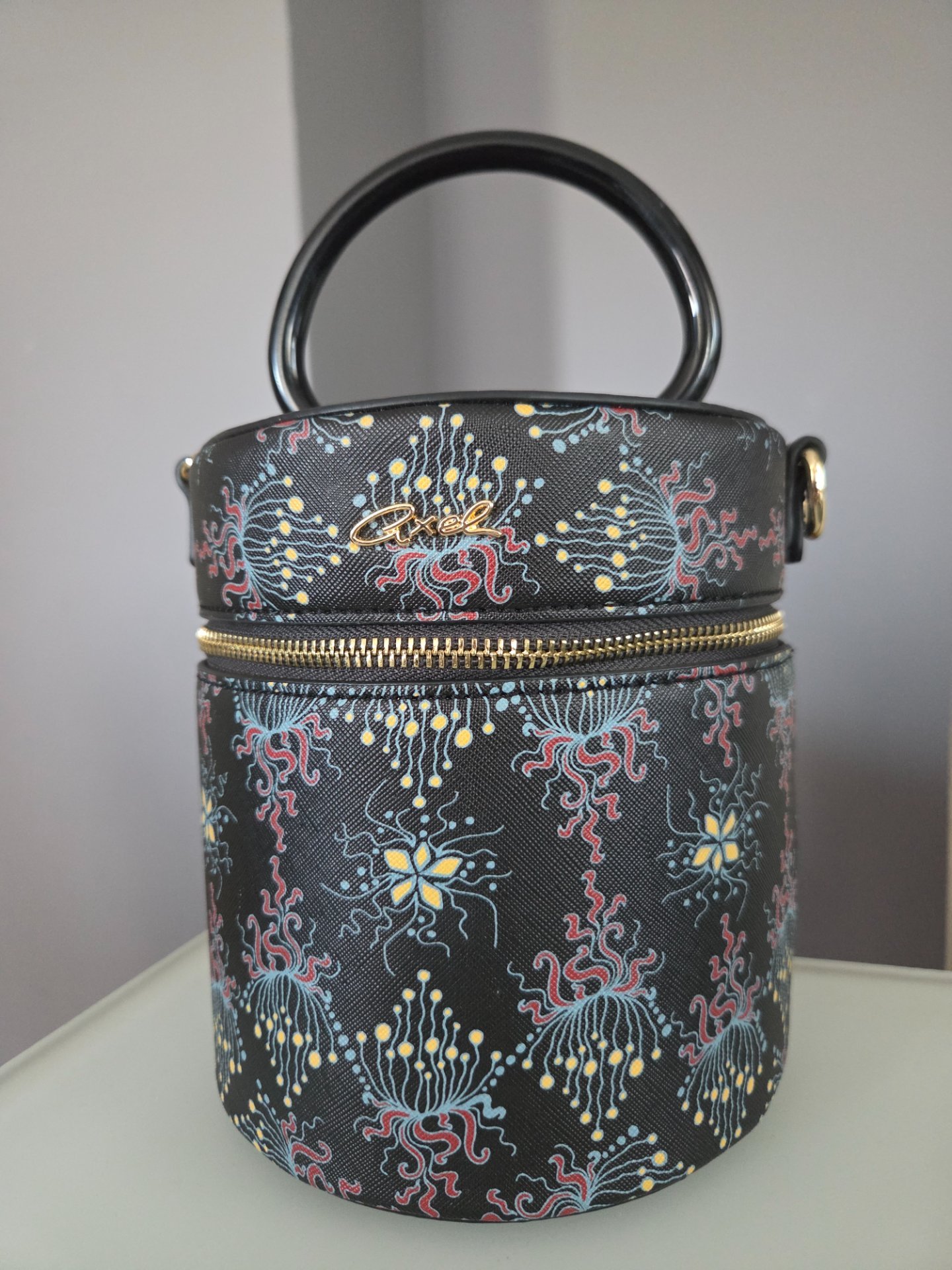 Шарена кружна чанта