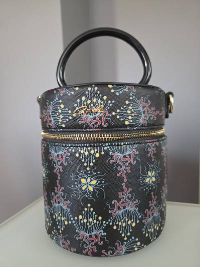 Шарена кружна чанта