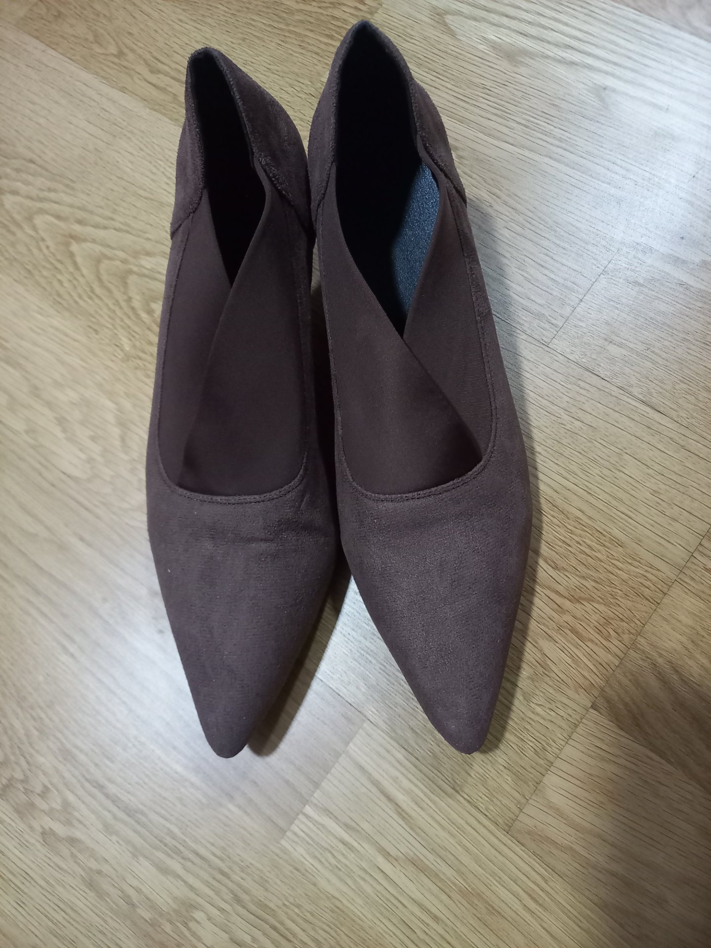 Получизмички, кафеави, малку носени